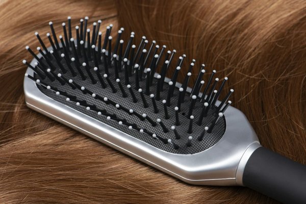Soin des cheveux : quelle brosse utiliser ?