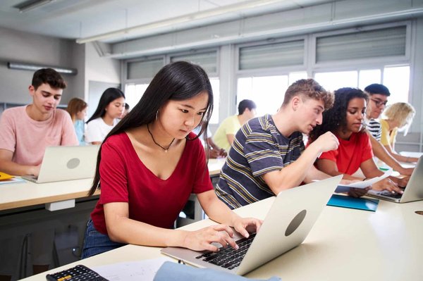Grande école de management : comment elle prépare les élèves aux défis du monde moderne ?